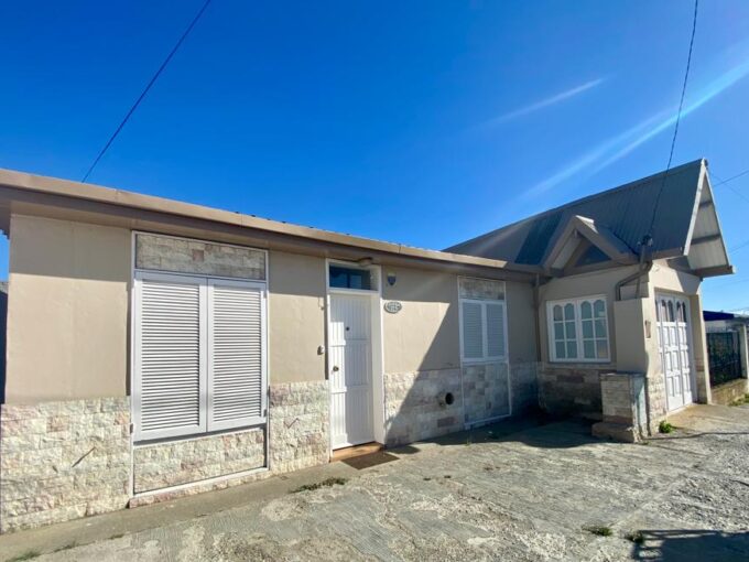 🟡 ALQUILER – CASA 4 DORMITORIOS – Barrio Mutual📍