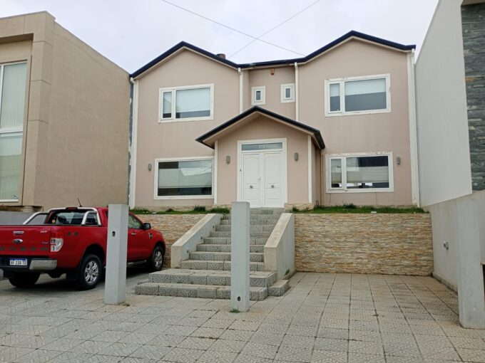 🟡ALQUILER – CASA – LAS BARRANCAS📍